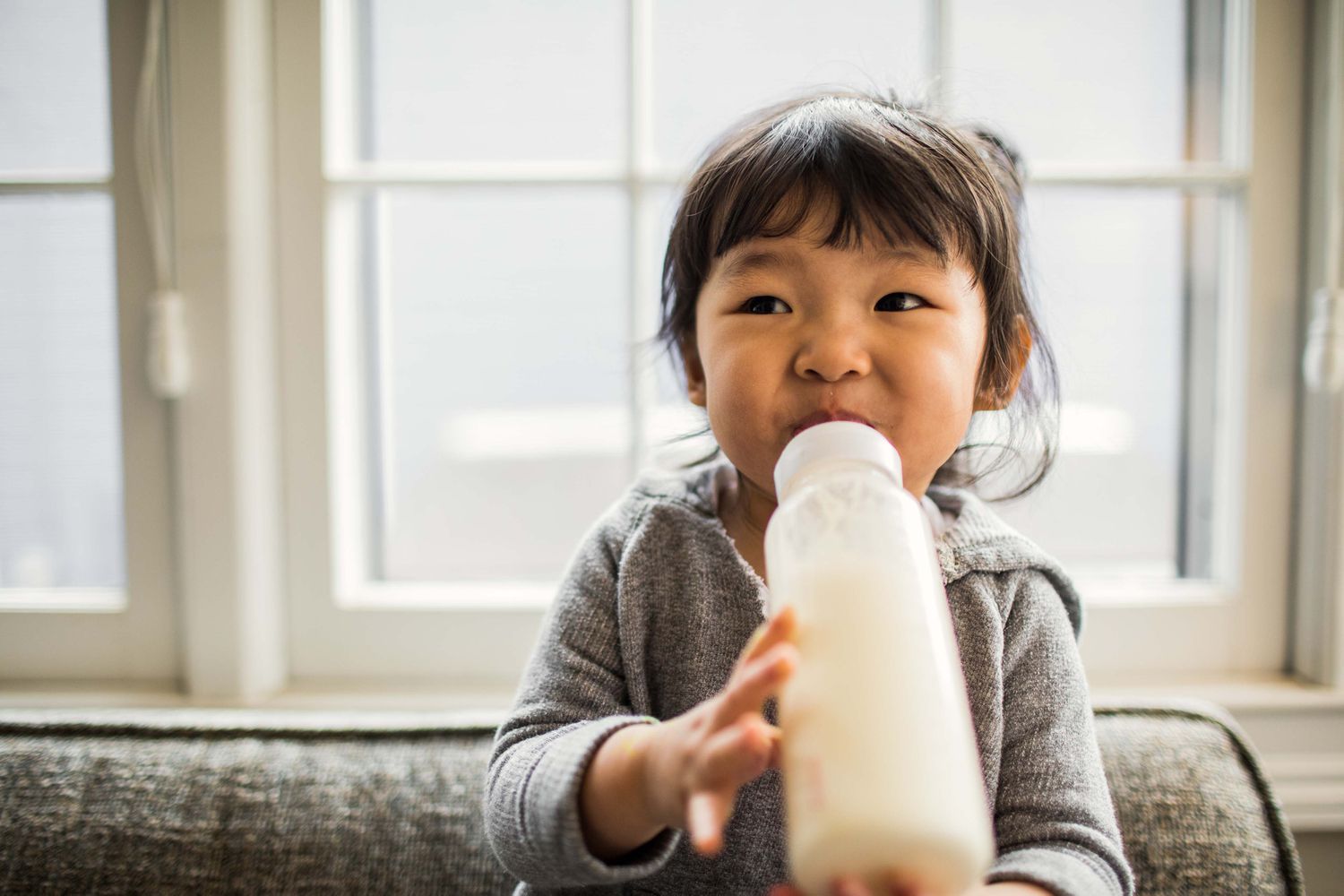 Transitioning Toddlers from Bottles: A Guide to Weaning插图3